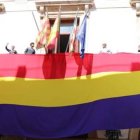 Imagen de la bandera republicana en el blacón del Ayuntamiento de Saginto