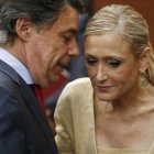 Cristina Cifuentes, junto a su antecesor en la Presidencia de la Comunidad de Madrid, Ignacio González.