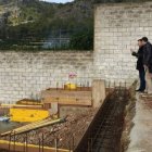 El alcalde de Tavernes de la Valldigna en la visita a las obras de construcción de los nichos