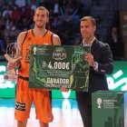 Matt Thomas, recogiendo el cheque que le acredita como mejor lanzador ACB