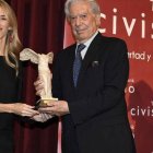 Mario Vargas Llosa recibiendo el premio de manos de Cayetana Álvarez de Toledo.