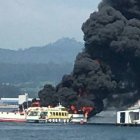 Imagen del barco turístico ardiendo.