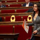 Inés Arrimadas pasa por delante de Torra en el Parlament.