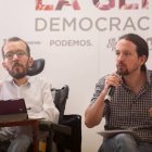 Echenique e Iglesias, durante el acto en el que persiguieron a Aznar