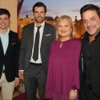 La presidenta del Ateneo con los premiados.