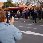 Celia Villalobos aplaudiendo a los manifestantes.