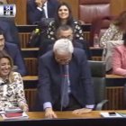 Susana Díaz en el momento en que su vicepresidente vota no a Juan Manuel Moreno.