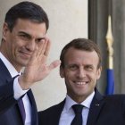 Pedro Sánchez en París junto a Macron, en su primer viaje oficial como presidente del Gobierno.