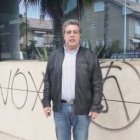 El presidente de VOX Valencia, delante de la fachada del restaurante La Ferradura, llena de pintadas contra VOX.