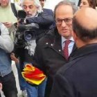 Torra, este viernes, sorprendido por el "regalo" del edil del PP.