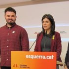 Rufián y a su derecha, la portavoz de Esquerra, Marta Vilalta.