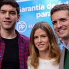 Beatriz Fanjul, en un acto del PP, junto a Pablo Casado.