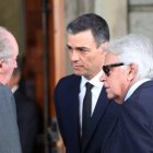 Sánchez, este sábado, junto al Rey Juan Carlos y Felipe González, con gafas