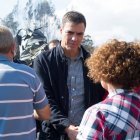 Sánchez, en una zona quemada de Galicia en 2017 saludando a afectados