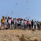 Lanzamos flores por nuestros compatriotas muertos en Annual