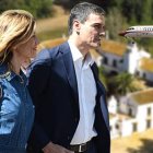 La pareja presidencial, junto al Palcio y el célebre Falcon, en un montaje gráfico