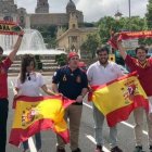 Miembros de Barcelona con la Selección, animando al equipo en plena Ciudad Condal