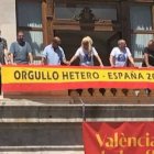 España 2000 colgando la bandera de España sobre el "Orgullo Hetero"