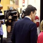 Pedro Sánchez junto a Ana Oramas.