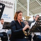 María José Catalá tocándo el clarinete en el Mercado de Colón.