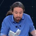 Pablo Iglesias, en el debate electoral del 10-N leyendo la Constitución.