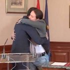 Sánchez e Iglesias en su abrazo de este martes.