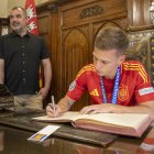 Dani Olmo, firmando en el libro de honor de la Alcaldía de Terrassa