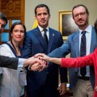 Belén Hoyo, izquierda, con Guidó y otros diputados del PP en una reciente visita a Venezuela