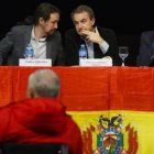 Zapatero, en un acto de Podemos, entre Iglesias y Garzón.