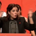 Adriana Lastra durante el mitin, gesticulando.