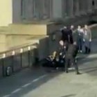 Momento en el que ciudadanos anónimos y la Policías reducen al terrorista del Puente de Londres.