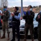 Militares, mossos, policías y bomberos tras levantar el hospital de campaña de Sabadell.