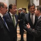 Lambán, Vara y Page, en un corrillo con el expresidente de Asturias, Javier Fernández.