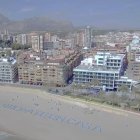 La playa de Benidorm con el menseja ¡Quédate en casa!