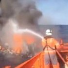 Los efectivos de Salvamento Marítimo han salido del puerto de Alicante para la extinción del incendio en alta mar