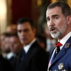 El Rey Felipe, con Pedro Sánchez al fondo, el pasado enero