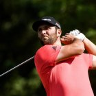 Golpe de Jon Rahm en un torneo de golf.