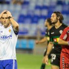 Un jugador del Zaragoza se lamenta por una ocasión fallada ante el Elche.