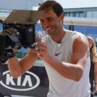 Rafa Nadal bromea con una cámara durante un entrenamiento.