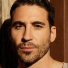 Miguel Ángel Silvestre se ha puesto a estudiar mates mientras intenta "robar" los dulces a su madre.