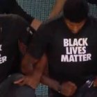 Jugadores de los Lakers escuchan, de rodillas y con camiseta de Black Lives Matter, el himno estadounidense.