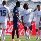 Eden Hazard, felicitado por sus compañeros al conseguir el primer gol ante el Huesca.