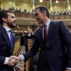 Casado felicitando a Sánchez hace un año, tras ser investido presidente.