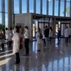 Trabajadores del Hospital de Torrevieja dan la espalda a Barceló