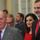 Don Juan Carlos, Doña Letizia y Don Felipe.