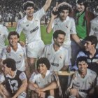 Los jugadores del Real Madrid celebrando la Copa de la UEFA ganada en 1985.