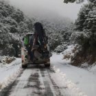 Los quitanieves y retroexcavadoras trabajan desde primera hora en las carreteras de la provincia