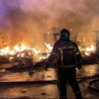 Un bombero observa las llamas en Alcalá de Henares.