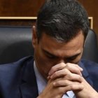 Pedro Sánchez, meditando en su escaño.