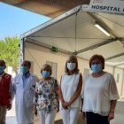 Las conselleras Barceló y Bravo. tercera y cuarta, en el hospital de campaña de Alicante / FOTO: ESdiario Alicante